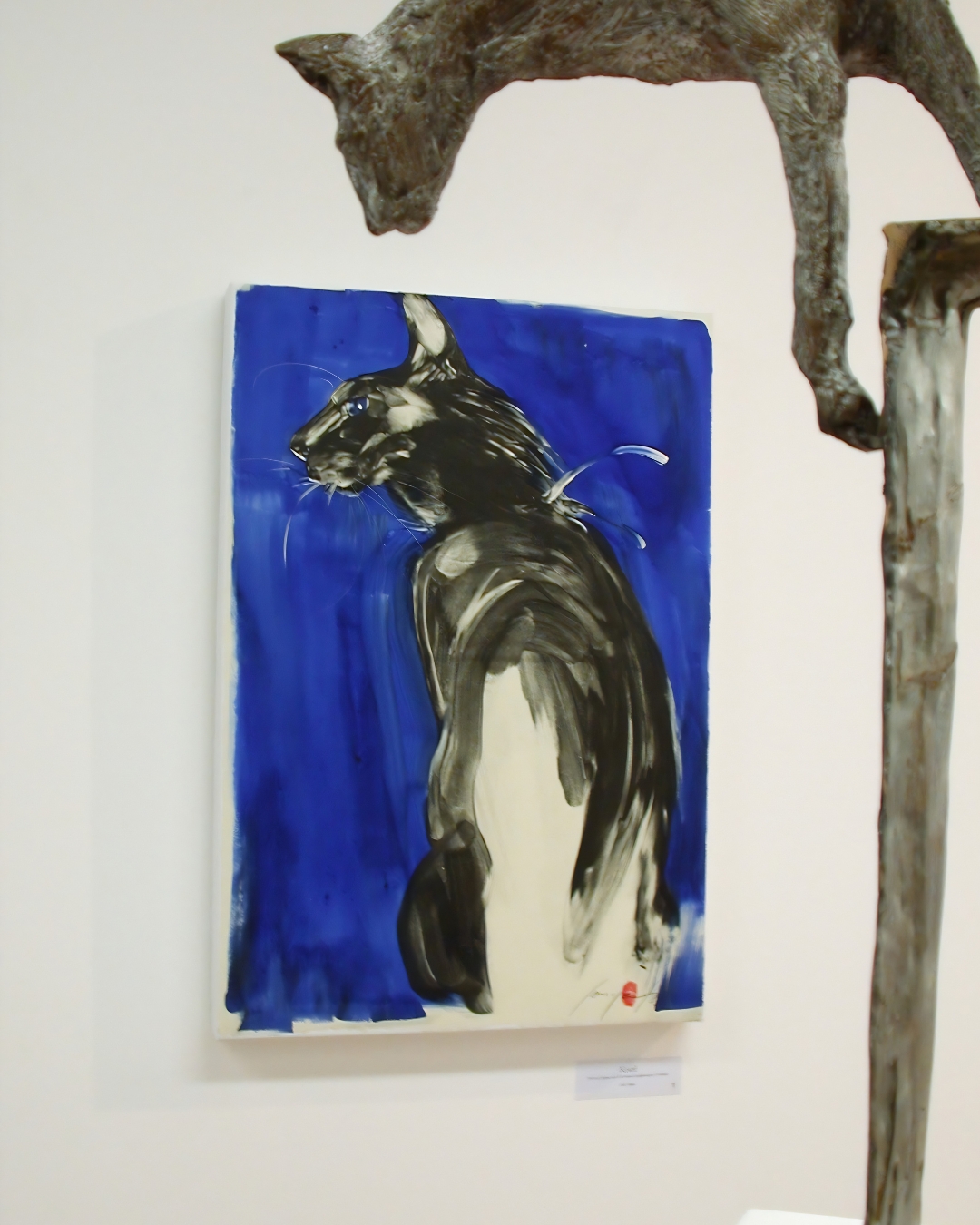 Chat bleu & sculpture — Œuvre de Sonja Knapp